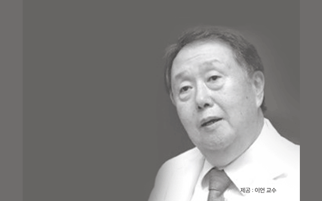 두칭 인지훈련 프로그램을 검토한 이언 신경외과 교수