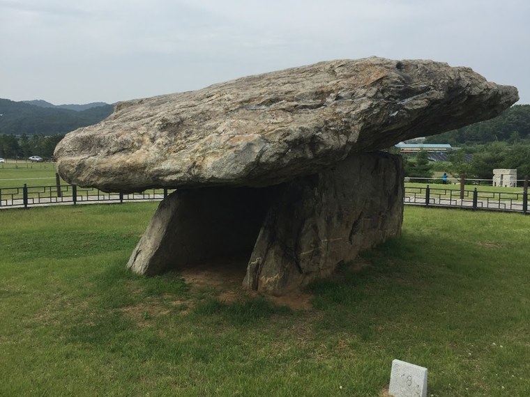 넓은 덮개돌을 두 개의 굄돌이 받치고 있는 강화 부근리 탁자식 고인돌