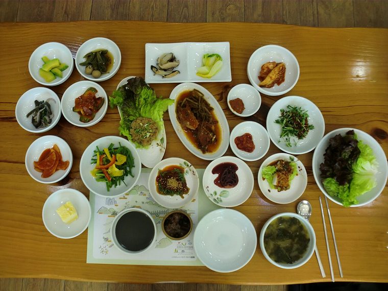 대나무 통에 지은 대통밥과 여러 가지 반찬이 차려진 한 상