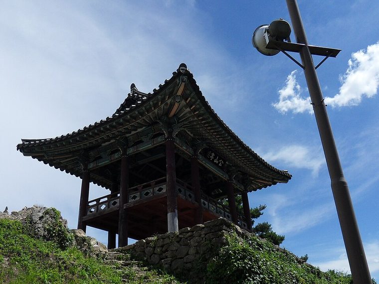 공주 공산성 능선에 자리한 공산정 누각