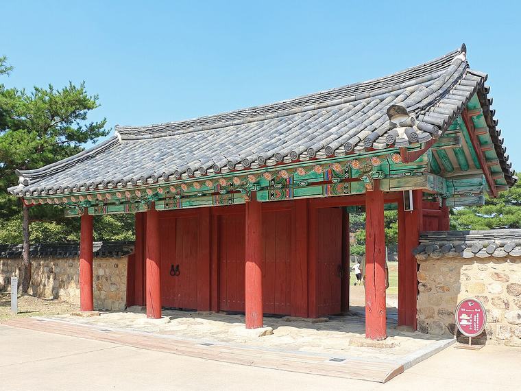 부여 정림사지 입구의 기와 얹은 문