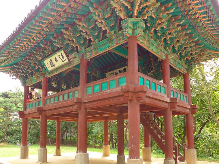 부소산성 능선에 자리한 영일루 누각