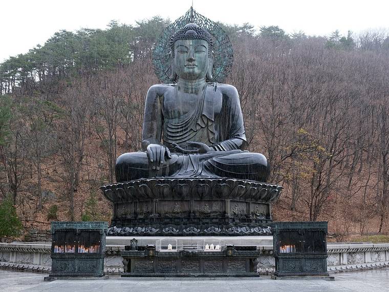 설악산 소공원 앞에 앉아 있는 통일대불 청동 좌불
