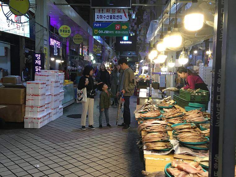 좌판이 늘어선 속초관광수산시장 골목