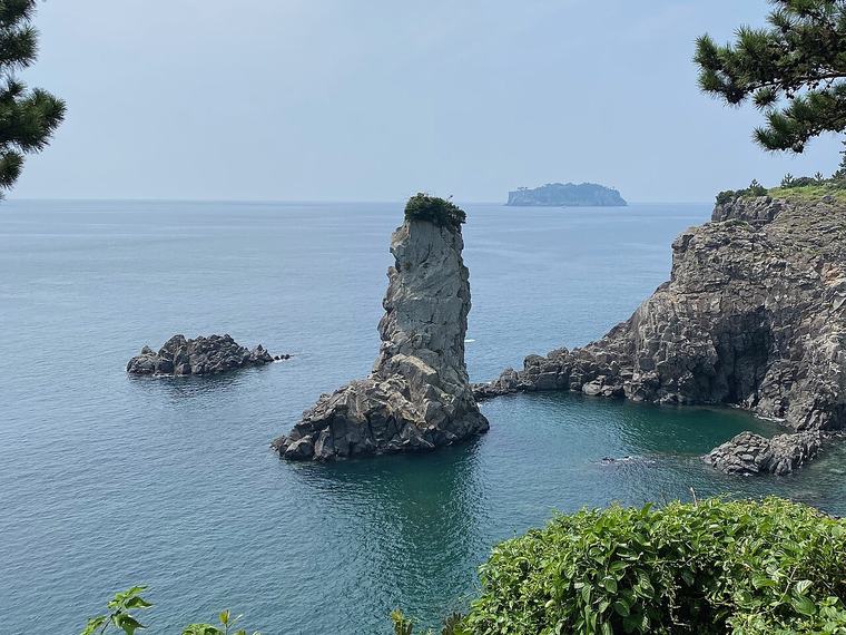 바다 위에 홀로 솟아 있는 서귀포 외돌개 바위