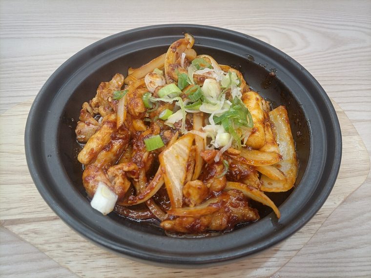 철판 위에서 양념에 볶아 낸 춘천 닭갈비